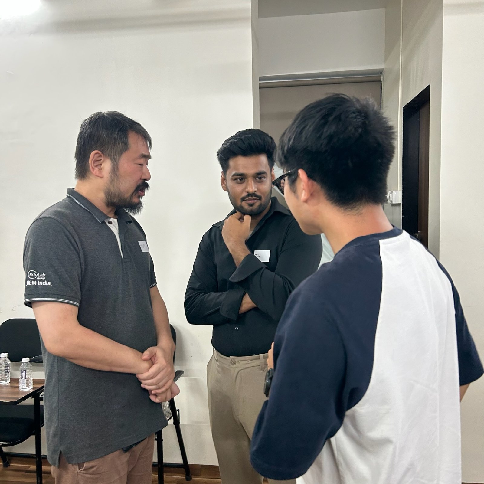 Guests networking at Hirameki Night Vol.3